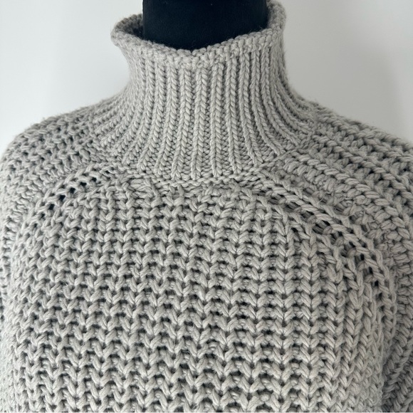 H&M Grey Knit Cropped Long Sleeve Turtleneck Sweater - Picture 4 of 9